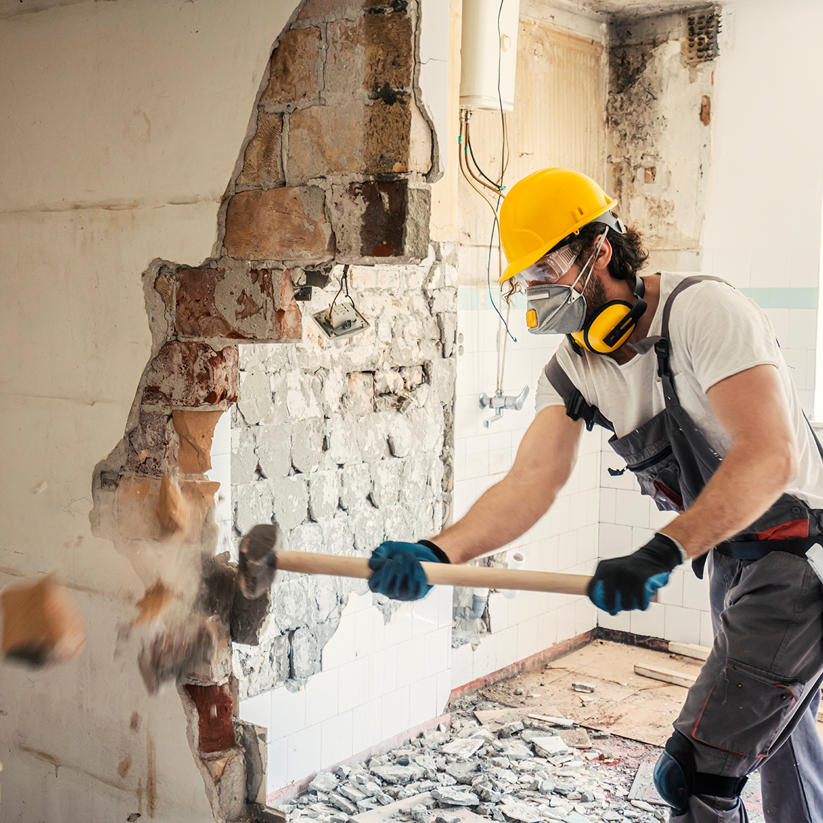 Mann arbeitet im Haus